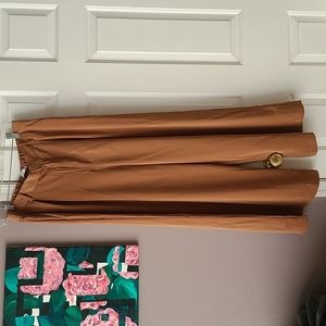 Wide-leg, high-waisted capri pants